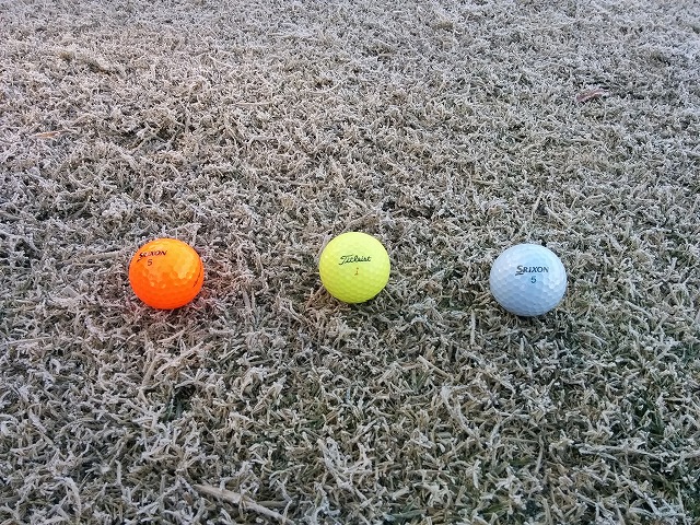 冬場はロストボールを防ぐため、オレンジ色のボールを、予備で持っておきましょう♪ | 初心者向けゴルフ情報（ワンストップゴルフアカデミー）