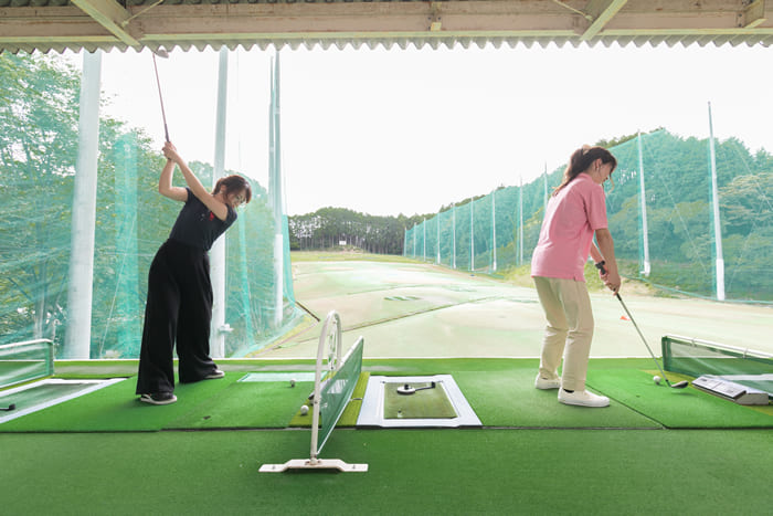 屋外打ちっぱなしゴルフ練習場でのレッスン