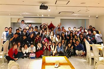 大勢の生徒が集まった懇親会の集合写真