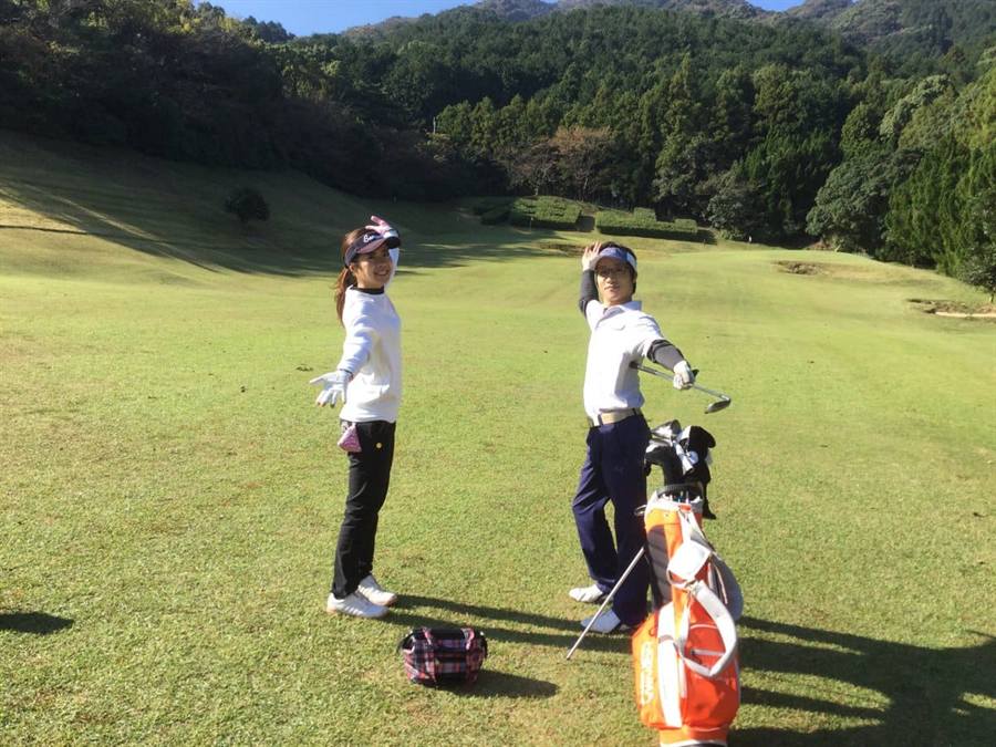 初心者向けのラウンドレッスンでコースを回る様子